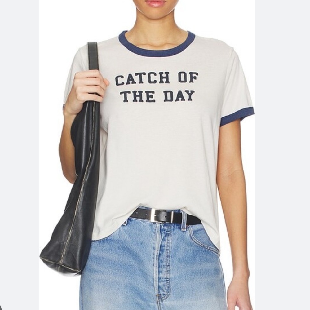 The Laundry Room catch of the day tee size small